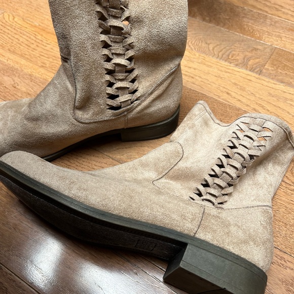 Dolce by Mojo Moxy Women’s size 11 Faux Suede Boots with Cutout Design NWT - Picture 1 of 4